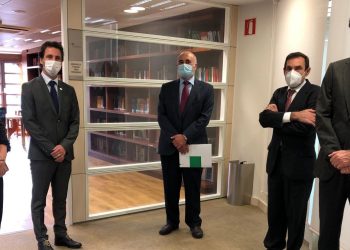 María Martínez Capín, Roberto Fernández Llera, Avelino Viejo Fernández, Manuel Fueyo Bros y Eduardo Rodríguez Enríquez durante la inauguración de la biblioteca