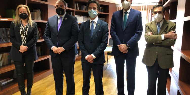 «La labor de fiscalización, control y orientación de La Sindicatura de Cuentas es vital para el buen funcionamiento de la democracia», afirma Adrián Barbón