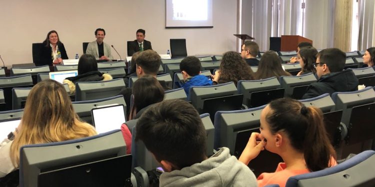 Begoña González-Busto Múgica, Roberto Fernández Llera y Leopoldo Méndez Álvarez durante la charla en la Facultad de Economía y Empresa.