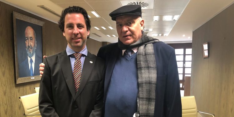 Roberto Fernández Llera y Francisco Javier Fernández, en la Sala de Consejos de la Sindicatura de Cuentas.