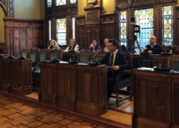 El síndico mayor, Roberto Fernández Llera, durante la comparecencia en la Junta General del Principado de Asturias