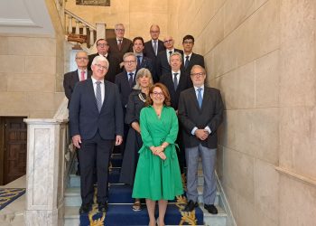 Asistentes a la reunión, celebrada en la sede del Tribunal de Cuentas.