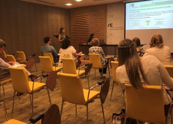 Asistentes a la reunión, celebrada en el salón de actos de la Sindicatura de Cuentas del Principado de Asturias.