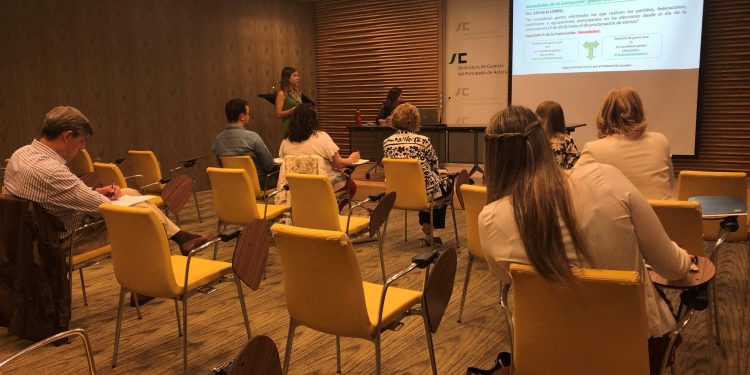 Asistentes a la reunión, celebrada en el salón de actos de la Sindicatura de Cuentas del Principado de Asturias.