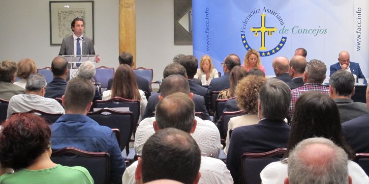 El síndico mayor, Roberto Fernández Llera, durante su intervención en la Asamblea General de la FACC.