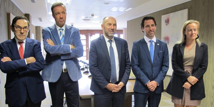Manuel Fueyo Bros, Eduardo Rodríguez Enríquez, Juan Cofiño González, Roberto Fernández Llera y María Martínez Capín en la Sala de Consejos de la Sindicatura de Cuentas.