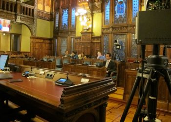 El síndico mayor, Roberto Fernández Llera, durante la comparecencia en la Junta General del Principado de Asturias.