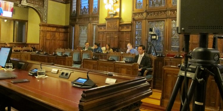 El síndico mayor, Roberto Fernández Llera, durante la comparecencia en la Junta General del Principado de Asturias.