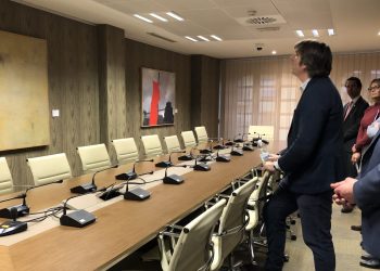 Alfonso Palacio Álvarez durante la visita guiada por la exposición de cuadros del Bellas Artes en la Sindicatura de Cuentas del Principado de Asturias.