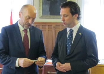 Juan Cofiño González y Roberto Fernández Llera durante el acto de entrega de la Memoria de Actividades de 2023.