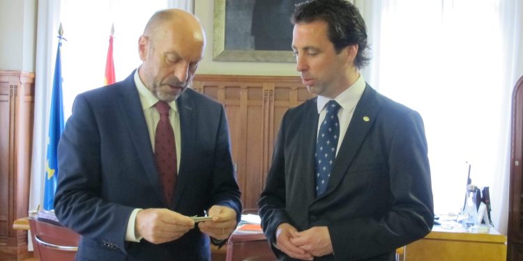 Juan Cofiño González y Roberto Fernández Llera durante el acto de entrega de la Memoria de Actividades de 2023.