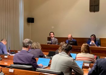 El síndico mayor, Roberto Fernández Llera, durante su comparecencia en la Comisión de Hacienda y Fondos Europeos.