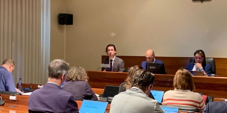 El síndico mayor, Roberto Fernández Llera, durante su comparecencia en la Comisión de Hacienda y Fondos Europeos.