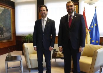 El síndico mayor, Roberto Fernández Llera, y el presidente del Principado de Asturias, Adrián Barbón Rodríguez, en la sede de Presidencia.