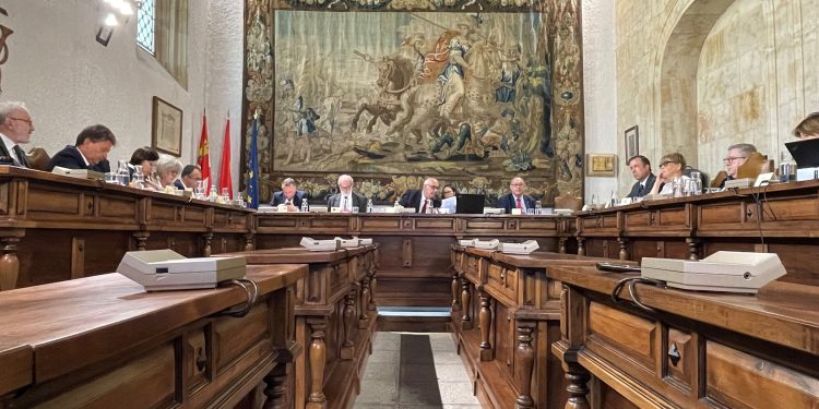 Asistentes a la reunión de la Comisión de Coordinación en el ámbito autonómico del Tribunal de Cuentas y los OCEX, celebrada en la Universidad de Salamanca.