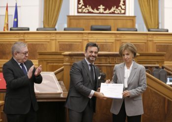 Begoña Sesma Sánchez recibe el Premio Auditoría Pública Ulpiano Villanueva durante un acto celebrado en Toledo.