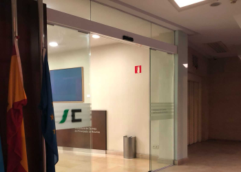 Banderas a media asta en la Sindicatura de Cuentas del Principado de Asturias.