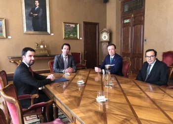 Marco Fernández Gutiérrez, Roberto Fernández Llera, Eduardo Rodríguez Enríquez y Manuel Fueyo Bros, en la sala Argüelles de la Junta General del Principado de Asturias.