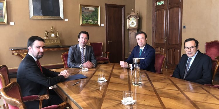 Marco Fernández Gutiérrez, Roberto Fernández Llera, Eduardo Rodríguez Enríquez y Manuel Fueyo Bros, en la sala Argüelles de la Junta General del Principado de Asturias.