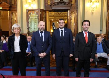Paloma Biglino Campos, Juan Cofiño, Adrián Barbón y Roberto Fernández Llera, en la Junta General del Principado de Asturias. / Nacho Vela