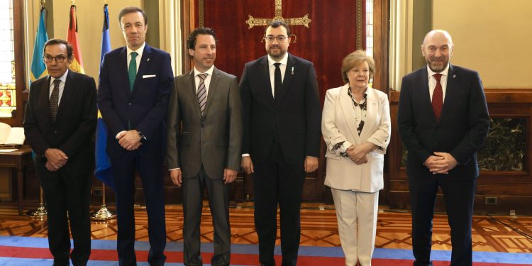 Manuel Fueyo Bros, Eduardo Rodríguez Enríquez, Roberto Fernández Llera, Adrián Barbón Rodríguez, Enriqueta Chicano Jávega y Juan Cofiño González. / Nacho Vela