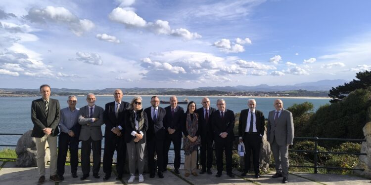 Asistentes a la reunión de la Comisión de Coordinación a nivel autonómico del Tribunal de Cuentas y los órganos de control externo autonómicos (OCEX), celebrada en Santander.